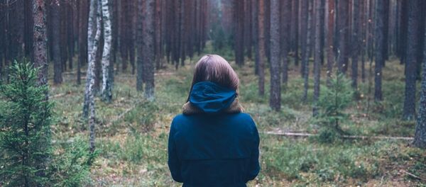 Девушка в лесу Девушка в лесу - Sputnik Литва