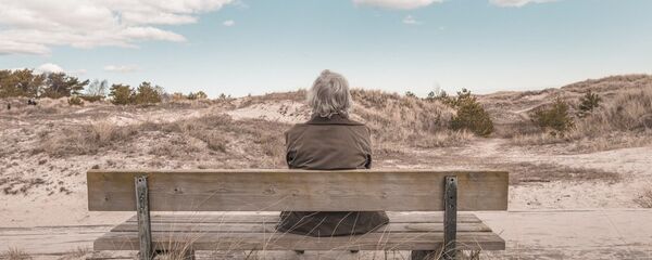 Бабушка на скамейке - Sputnik Литва