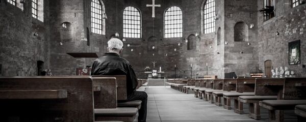 Человек молится, архивное фото - Sputnik Литва