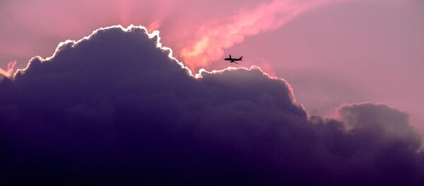 Самолет на фоне неба, архивное фото Самолет на фоне неба, архивное фото - Sputnik Lietuva