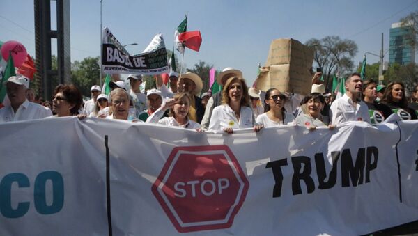 Протест против Трампа в Мексике - Sputnik Литва
