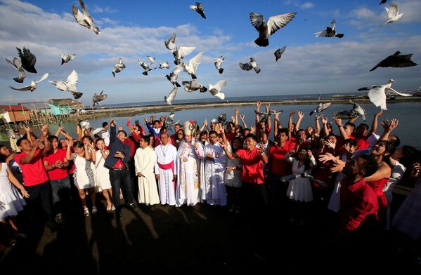 Молодожены выпускают голубей после массовой свадьбы - Sputnik Литва