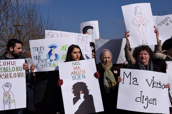 Активисты из Косово митингуют от имени организации One Billion Rising - Sputnik Литва