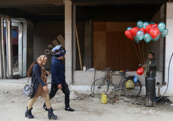 Непальская пара проходит мимо продавца воздушных шариков - Sputnik Lietuva