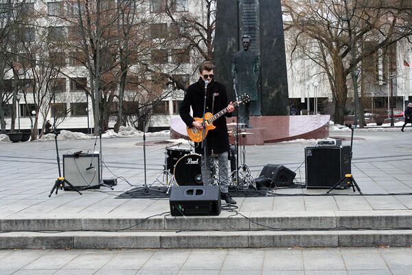 Рок-музыкант поет песню против насилия над женщинами в Вильнюсе - Sputnik Литва