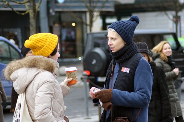 Руководитель акции протеста рассказывает прохожим о значении акции - Sputnik Литва