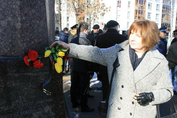 Женщина возлагает цветы к памятнику погибшим в Афганистане воинам-литовцам Женщина возлагает цветы к памятнику погибшим в Афганистане воинам-литовцам - Sputnik Lietuva