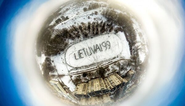 Ученики вильнюсской гимназии поздравляют Литву с Днем независимости Ученики вильнюсской гимназии поздравляют Литву с Днем независимости - Sputnik Lietuva