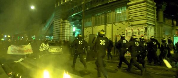 Полиция применила газ против демонстрантов в Париже Полиция применила газ против демонстрантов в Париже - Sputnik Литва