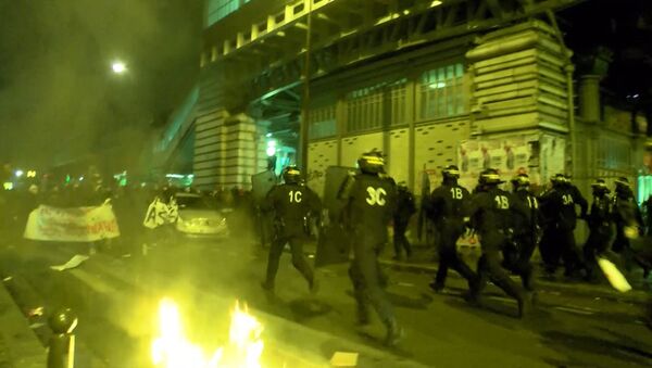 Полиция применила газ против демонстрантов в Париже - Sputnik Литва
