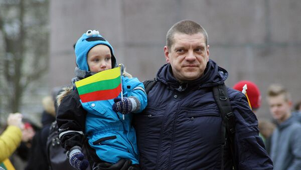 Отец с сыном на Кафедральной площади - Sputnik Литва