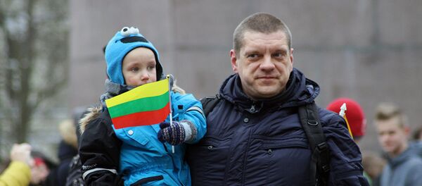 Отец с сыном на Кафедральной площади - Sputnik Литва