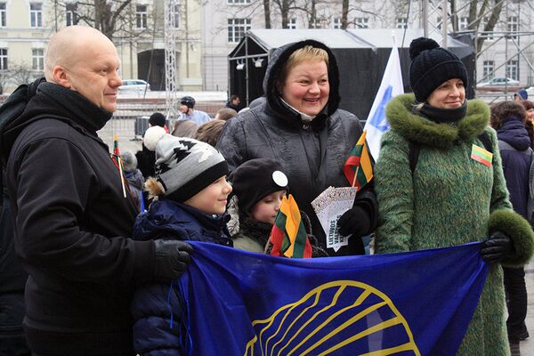 Семья пришла отметить День восстановления государственности Литвы - Sputnik Lietuva