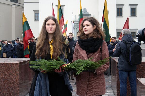 Шествие молодежи возглавили две девушки с венками - Sputnik Литва