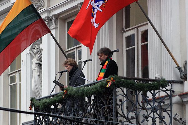 Организаторы марша молодежи зачитывают текст Акта о независимости с балкона Дома подписантов - Sputnik Литва