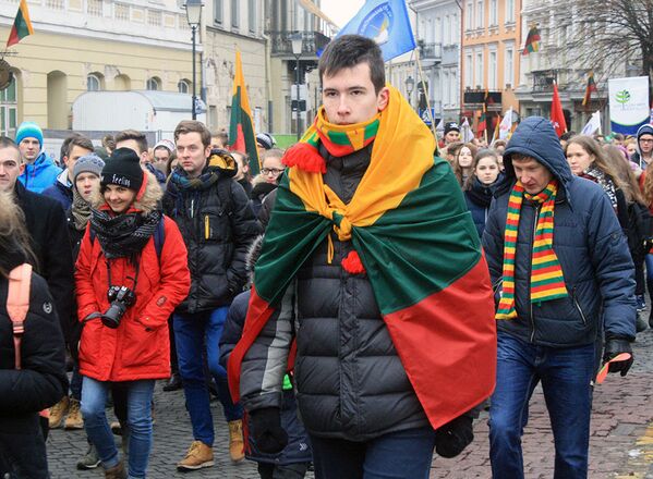 Школьник с государственным флагом Литвы - Sputnik Литва