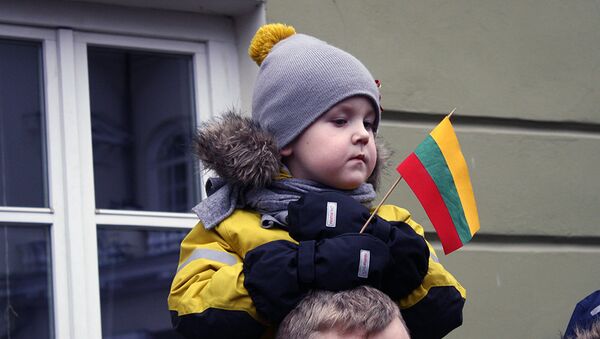 Ребенок на плечах отца наблюдает за церемонией поднятия флагов, архивное фото - Sputnik Литва