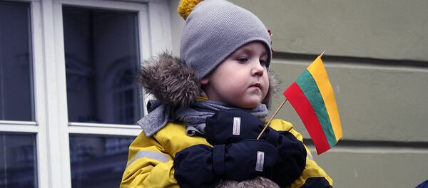 Ребенок на плечах отца наблюдает за церемонией поднятия флагов, архивное фото - Sputnik Литва