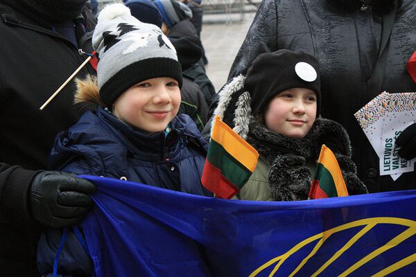Юные граждане Литовского государства с флажками - Sputnik Литва