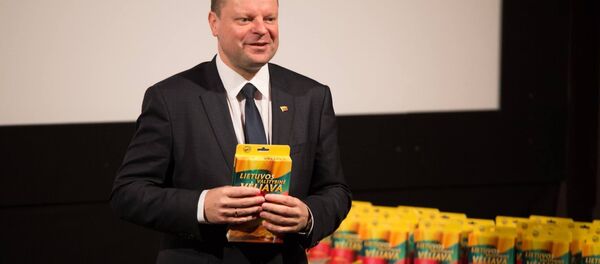 Саулюс Сквернялис дарит флаги Литвы - Sputnik Литва