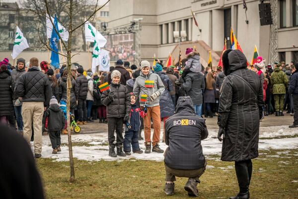 Дети фотографируются с флажками во время праздника День восстановления государственности в Каунасе - Sputnik Литва