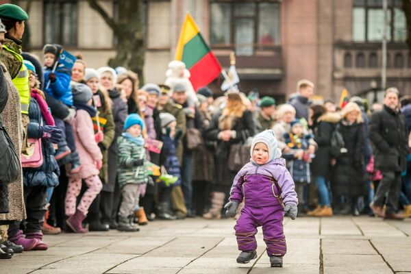 Ребенок во время праздника День восстановления государственности в Каунасе - Sputnik Литва