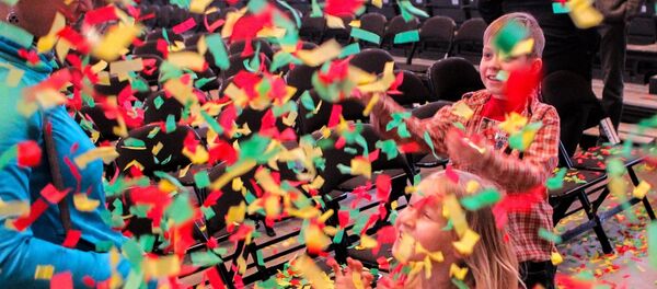 Трехцветные листки во время праздника День восстановления государственности в Каунасе Трехцветные листки во время праздника День восстановления государственности в Каунасе - Sputnik Lietuva