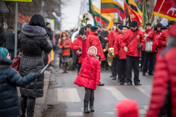 Ребенок во время праздника День восстановления государственности в Каунасе - Sputnik Lietuva
