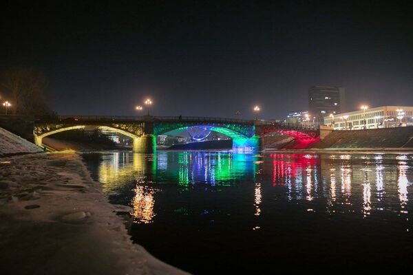 Мост в Вильнюсе в цветах флага - Sputnik Литва