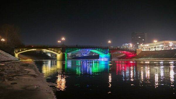 Мост в Вильнюсе в цветах флага - Sputnik Lietuva