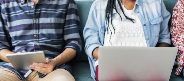 Парень и девушка сидят в интернете, архивное фото - Sputnik Литва