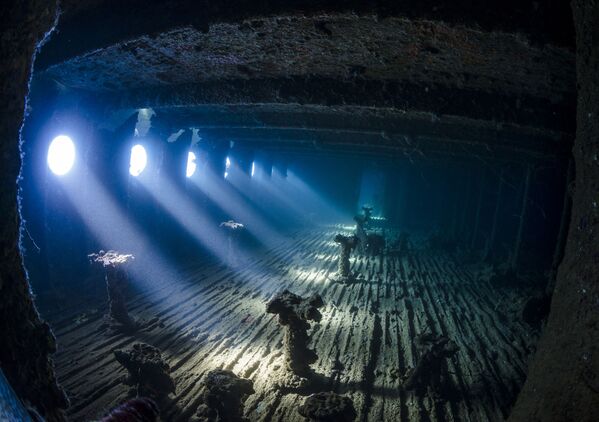 Фотография казахского фотографа Nadya Kulagina The Haunted Room, получившая высокую оценку жюри в категории Wrecks конкурса Underwater Photographer of the Year 2017 - Sputnik Литва
