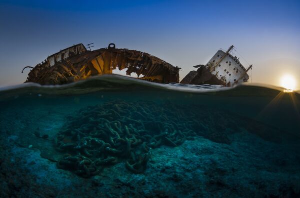 Фотография болгарского фотографа Csaba Tokolyi The wreck of the Louilla at sunset, победитель в категории Wrecks конкурса Underwater Photographer of the Year 2017 - Sputnik Литва