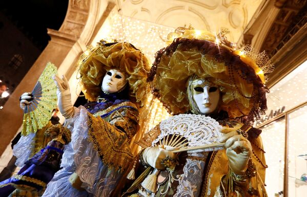 Пышные наряды участников венецианского карнавала - Sputnik Lietuva