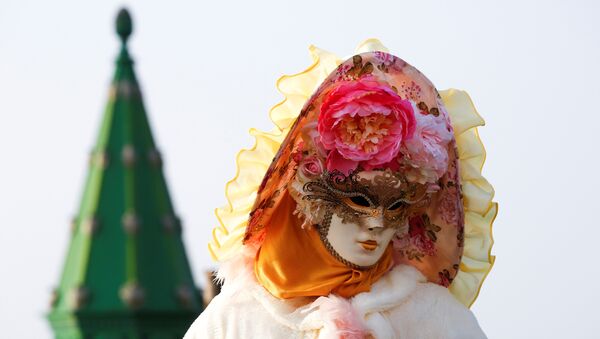 Букет из роз украшает головной убор - Sputnik Литва