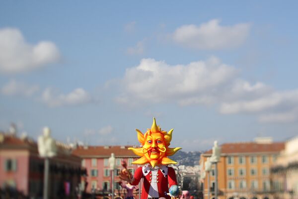Антропоморфное солнышко на карнавале в Ницце - Sputnik Литва