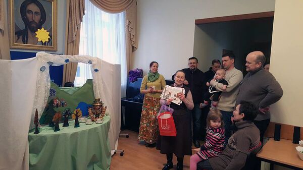 Родители и прихожане Никольского храма ждут кукольное представление в исполнении своих детей - Sputnik Литва