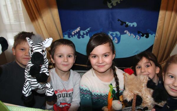 Юные артисты со своими куклами - Sputnik Литва