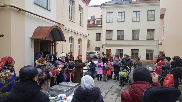 Праздник вступления в Масленицу во дворе Никольского храма Вильнюса - Sputnik Литва