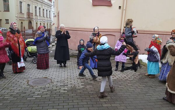 Дети в русских национальных костюмах пустились в пляс - Sputnik Литва