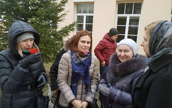 Прихожане и родители детей согревались горячим чаем - Sputnik Литва