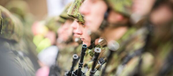 Солдаты стоят в шеренге Солдаты стоят в шеренге - Sputnik Lietuva