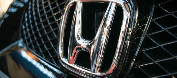 Логотип Honda на машине - Sputnik Литва