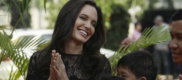 Анджелина Джоли в Камбодже Анджелина Джоли в Камбодже - Sputnik Lietuva