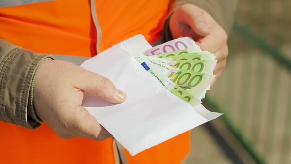 Пересылка денег в конверте, архивное фото - Sputnik Литва