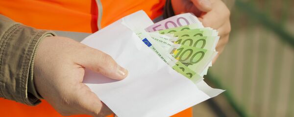 Пересылка денег в конверте, архивное фото - Sputnik Литва