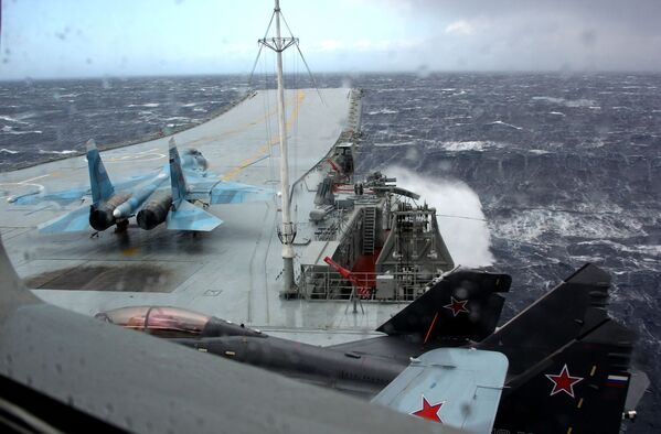 Истребитель МиГ-29К на палубе тяжелого авианесущего крейсера Адмирал Кузнецов в Средиземном море - Sputnik Литва