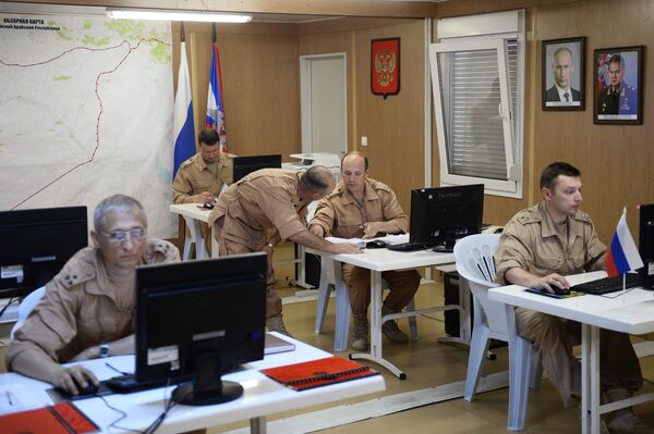 Российские военнослужащие в Координационном центре по примирению враждующих сторон на территории Сирии на авиабазе Хмеймим - Sputnik Литва