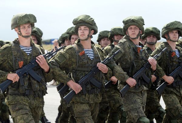 Парадный расчет военнослужащих РФ на репетиции военного парада на авиабазе Хмеймим в Сирии - Sputnik Литва