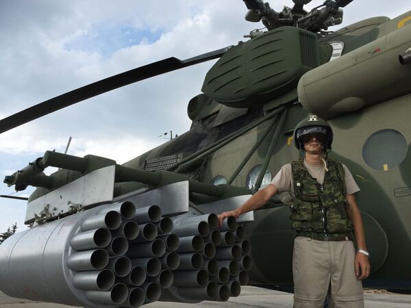 Летчик у российского транспортно-штурмового вертолета МИ-8АМШТ на аэродроме Хмеймим в Сирии - Sputnik Литва